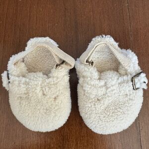 GAP Cream Fleece Baby clogs